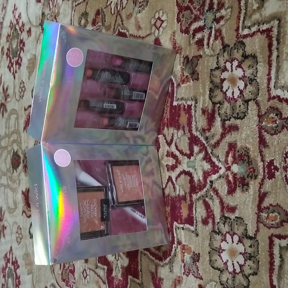 Wet n Wild Glam Wonderland sets - Lipstick and Highlighting Powder